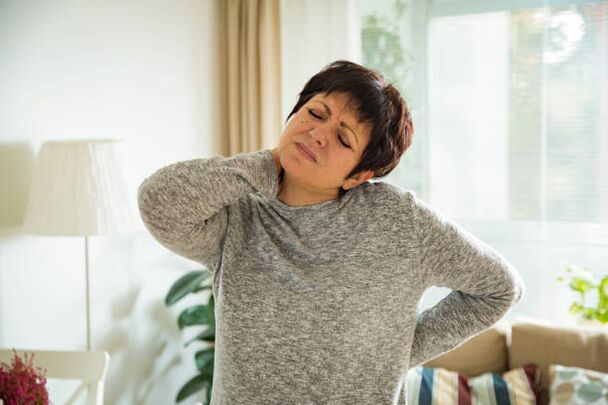 emakume batek zerbikal bizkarrezurraren osteokondrosia du